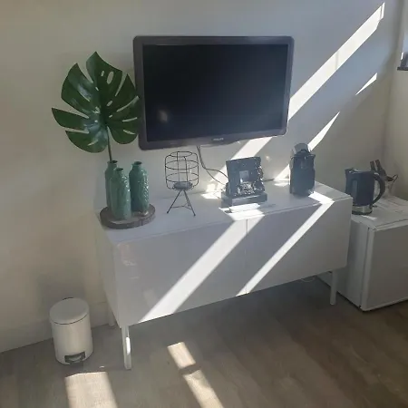 Klein Appartementje Zonder Keuken In Het Centrum Sleep At Hamtingh's 3* 힐바렌빅
