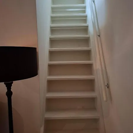 Klein Appartementje Zonder Keuken In Het Centrum Sleep At Hamtingh's 힐바렌빅