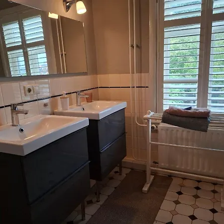Klein Appartementje Zonder Keuken In Het Centrum Sleep At Hamtingh's 힐바렌빅