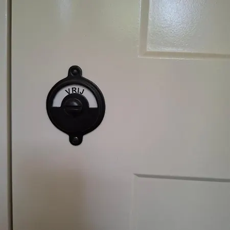 Klein Appartementje Zonder Keuken In Het Centrum Sleep At Hamtingh's 힐바렌빅